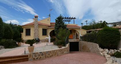 Super Villa Oriola mit privatem Pool in schönem spanischen Garten