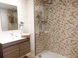Dusche, Haartrockner, Handtücher