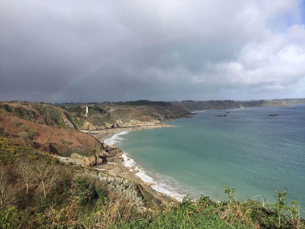 Ranta lähistöllä, aurinkotuoleja