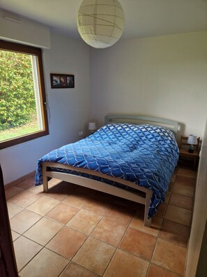 3 slaapkamers, een strijkplank/strijkijzer, reisbedje, wifi