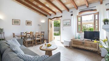 Televisie, een dvd-speler, een tafeltennistafel en een stereo