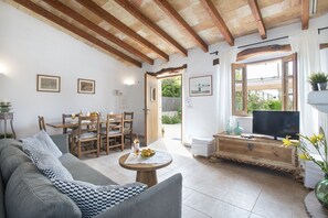 TV, DVD player, ping pong, stereo - VILLA MARGARITA - 15 MIN WALK TO THE BEACH (Puerto Pollensa)