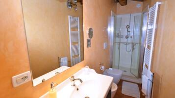 Dusche, Haartrockner, Bidet, Handtücher