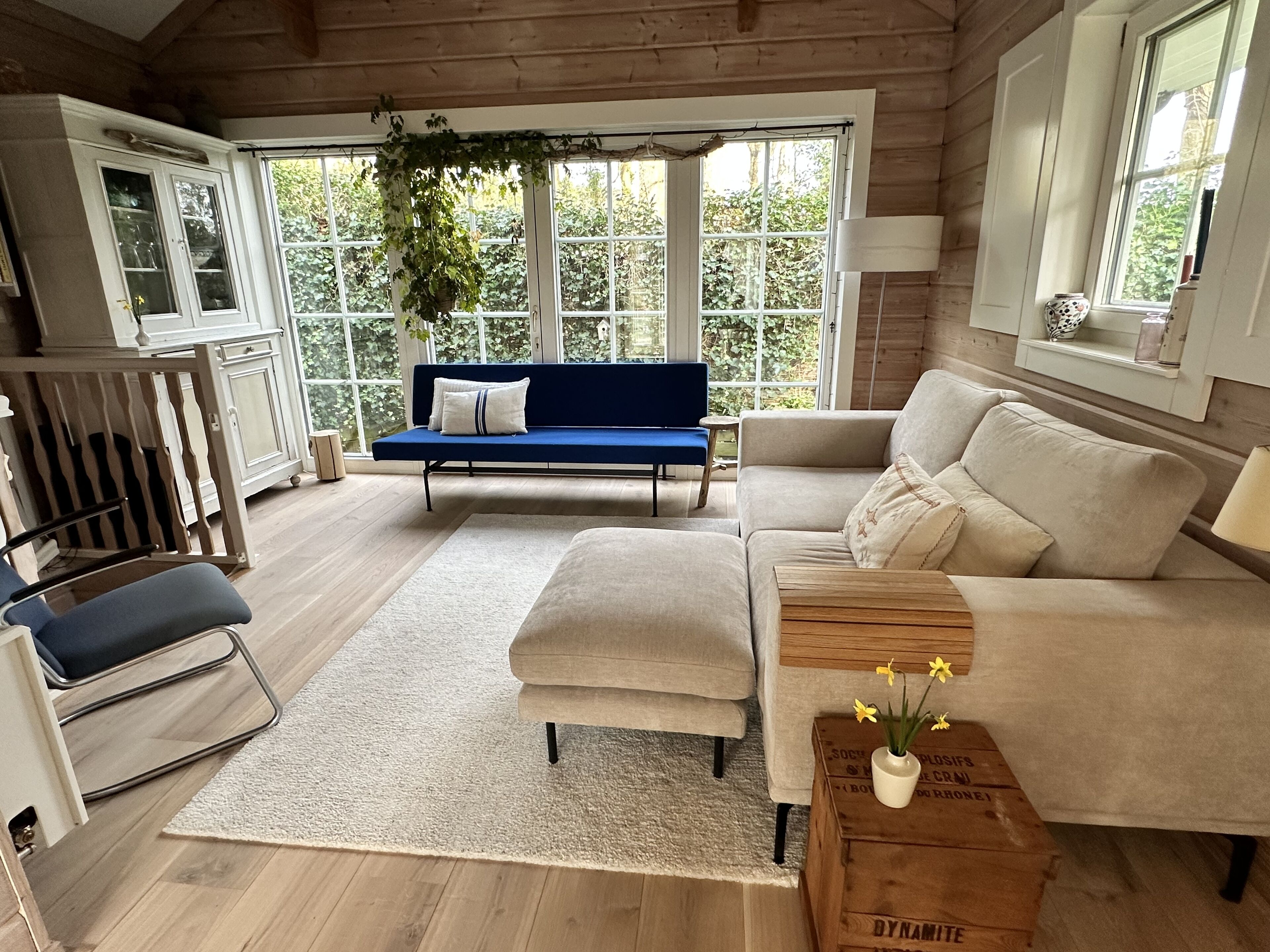 TV connectée, livres, chaîne hi-fi