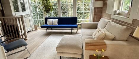 TV connectée, livres, chaîne hi-fi