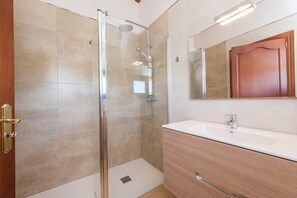 Een bad/douchecombinatie, een haardroger, een bidet, handdoeken