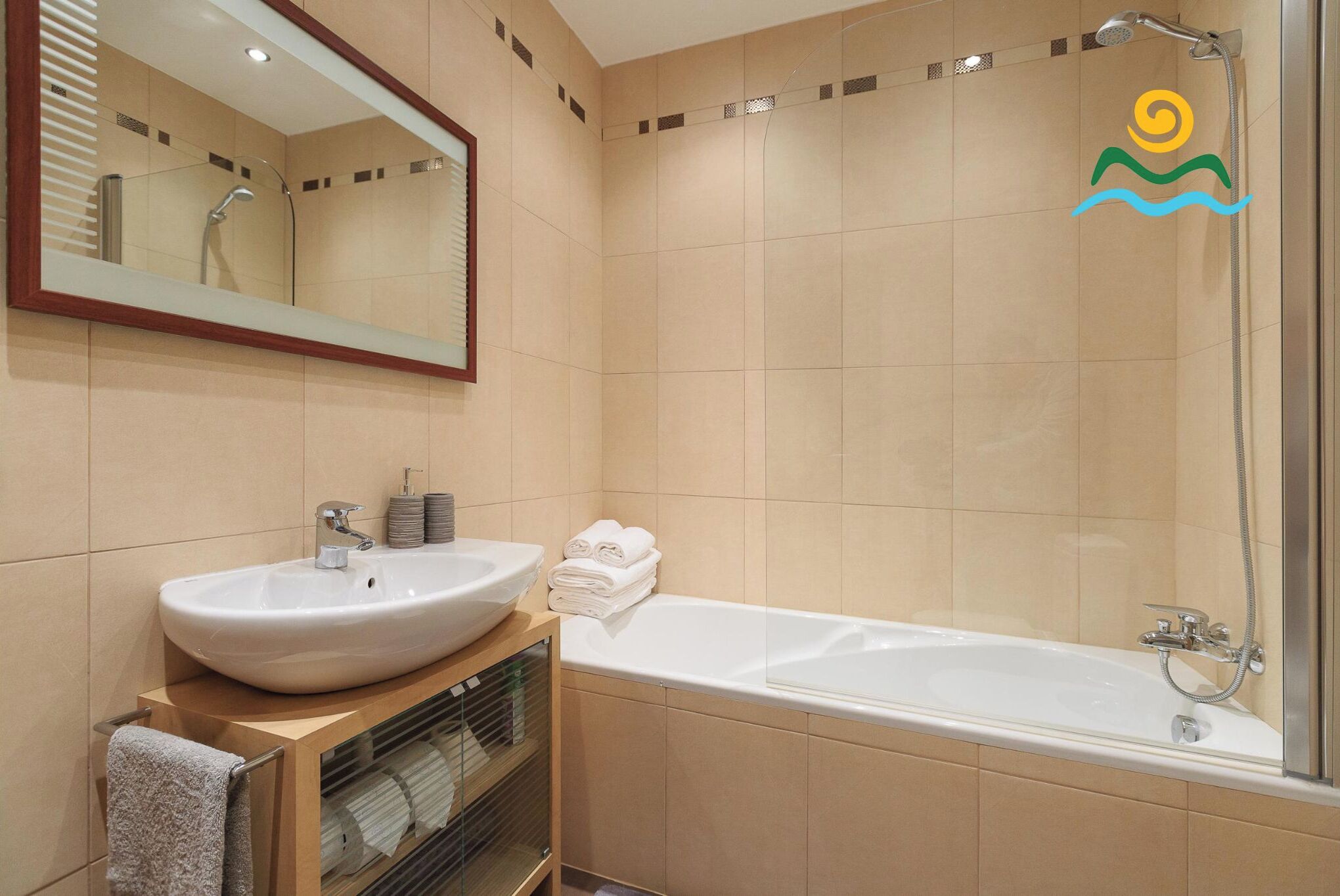 Ein modernes Badezimmer mit einem großen Waschbecken, einer Badewanne und einer Dusche.
