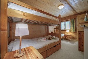 4 habitaciones, escritorio, tabla de planchar con plancha y wifi gratis 