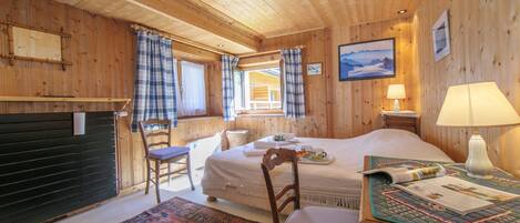 4 bedrooms, desk, iron/ironing board, free WiFi