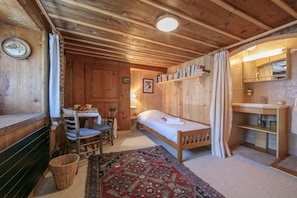 4 slaapkamers, een bureau, een strijkplank/strijkijzer, gratis wifi