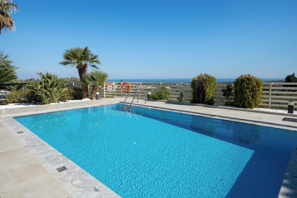 حمّام سباحة مُدفَّأ