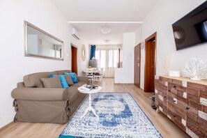 Een televisie en boeken