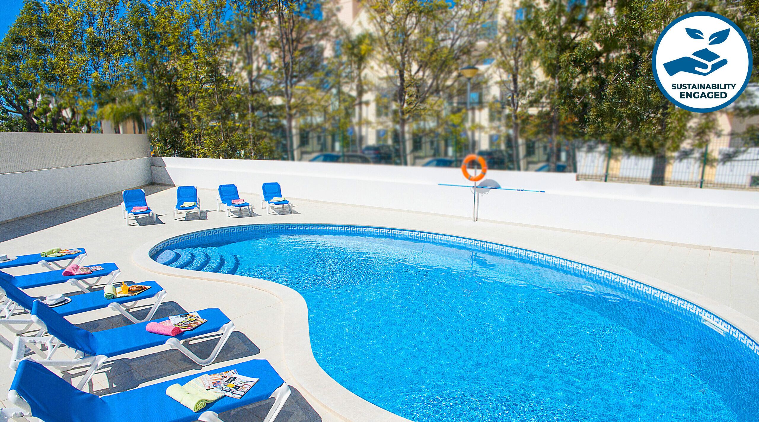 Una piscina al aire libre