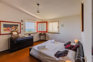 4 bedrooms, iron/ironing board, WiFi