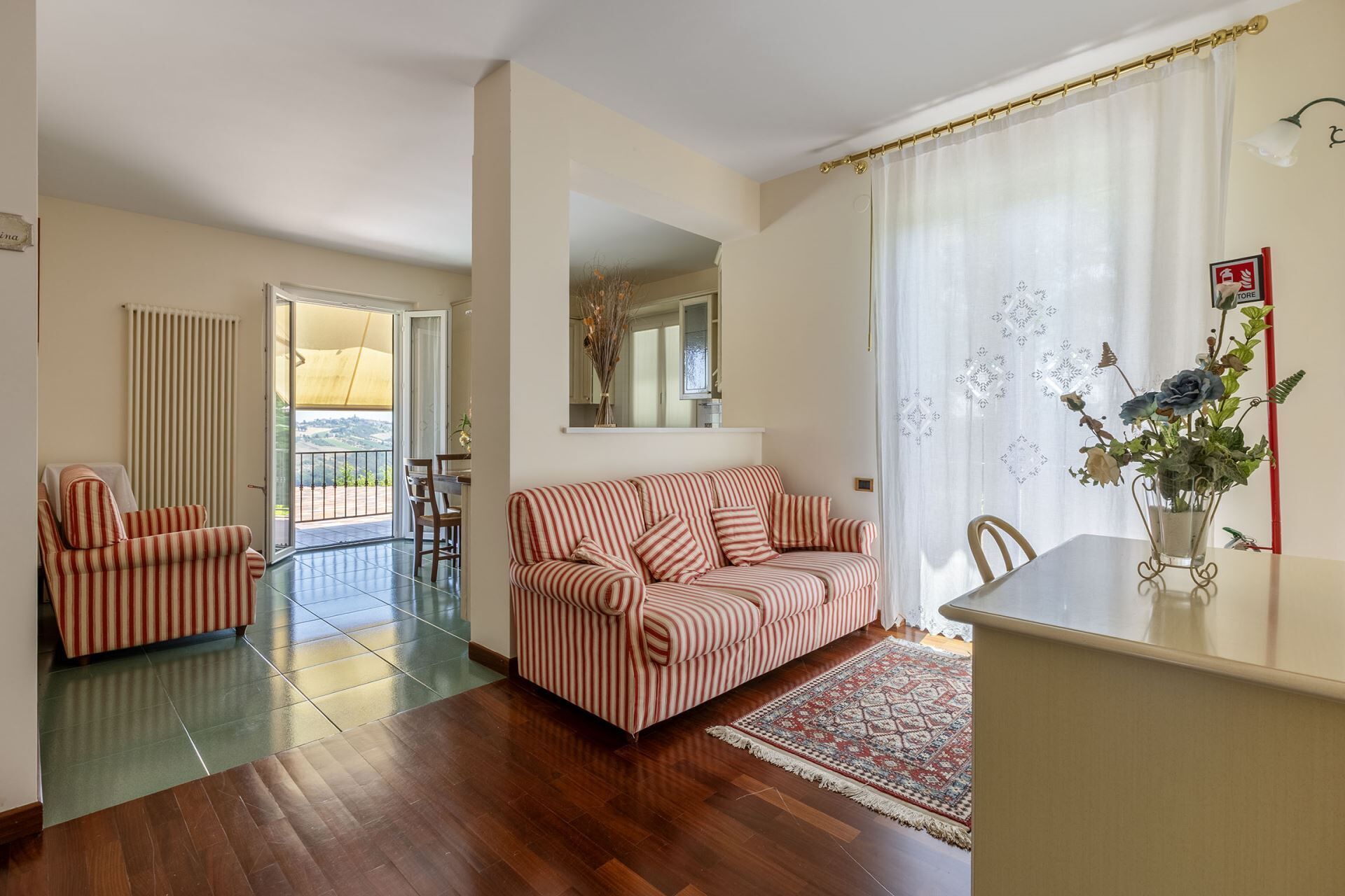 Een televisie en een open haard