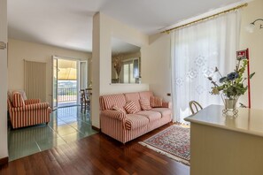 Een televisie en een open haard