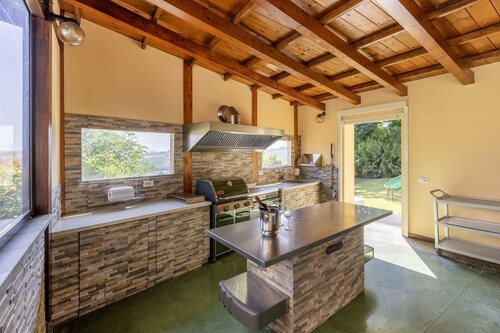 Elegante und komfortable Villa mit Pool und Panoramablick auf die Hügel, etwa 30 Minuten vom Meer