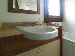 Bathtub