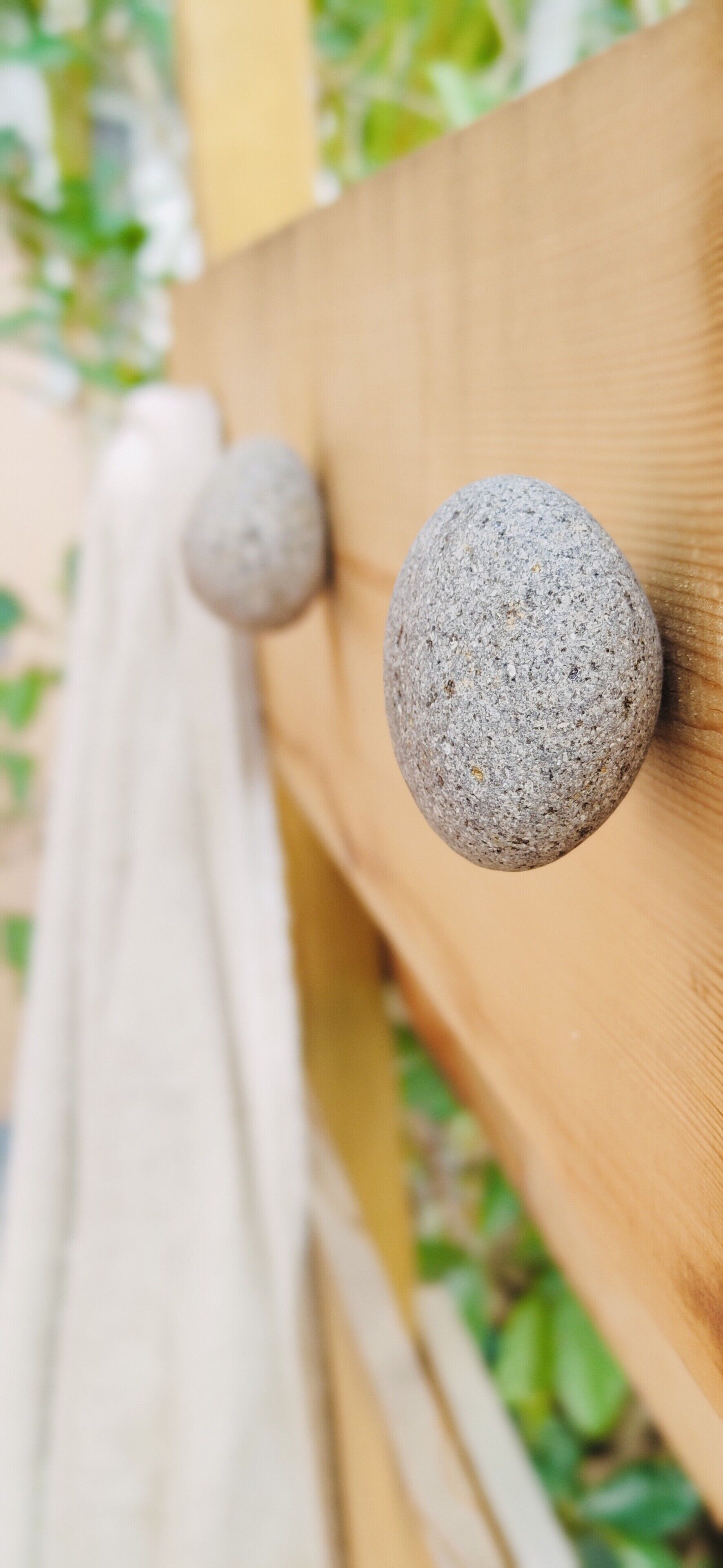 Une clôture en bois à laquelle sont fixés deux objets sphériques.