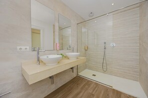 Shower, hair dryer, towels - Villa Jade I (Can Picafort)