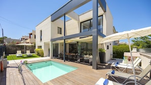 A modern house with a swimming pool, outdoor seating, and a patio area. - Villa Jade I (Can Picafort)