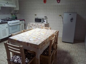 Microondas, horno, parrilla de estufa y utensilios de cocina 