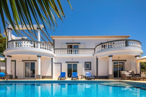 Nº23 Golfe Santo Antonio - Villa joliment meublée avec 3 chambres et vue sur la piscine, la mer et le golf!