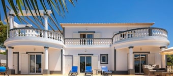 Nº23 Golfe Santo Antonio - Beautifully furnished 3 bedroom Villa with pool, sea