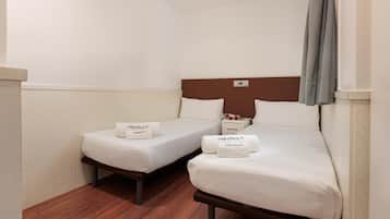 2 chambres, coffres-forts dans les chambres, fer et planche à repasser