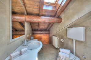 Bathtub, bidet, towels