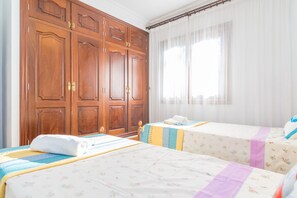 5 bedrooms, iron/ironing board, free WiFi, bed sheets