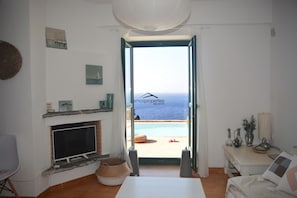 TV, fireplace, DVD player, stereo