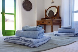 3 bedrooms, iron/ironing board, travel crib, WiFi - Family villa with a swimming pool and amazing sea view (Kea)