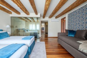 2 chambres, fer et planche à repasser, Wi-Fi, draps fournis