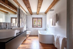 Combined shower/bathtub, hair dryer, bidet, towels
