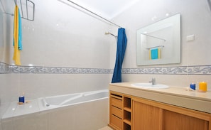 Combined shower/tub, hair dryer, towels