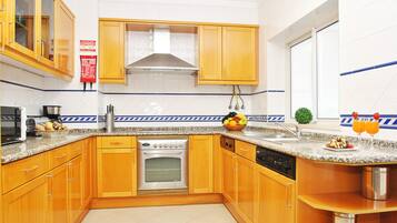 Frigorifero, microonde, forno, piano cottura