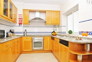 Køleskab, mikrobølgeovn, ovn, kogeplade