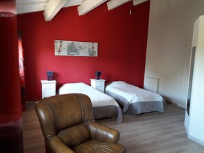 10 slaapkamers, een strijkplank/strijkijzer, reisbedje, gratis wifi