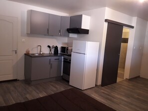 Een koelkast, een magnetron, een oven, een kookplaat