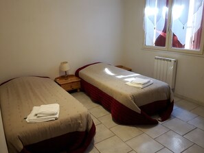 10 slaapkamers, een strijkplank/strijkijzer, reisbedje, gratis wifi