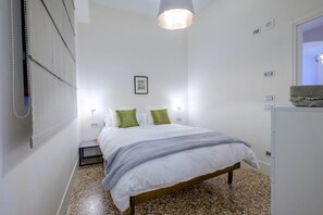 2 bedrooms, desk, iron/ironing board, WiFi