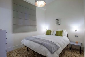 2 habitaciones, escritorio, tabla de planchar con plancha y wifi gratis