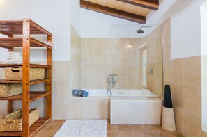 Combined shower/tub, hair dryer, bidet, towels