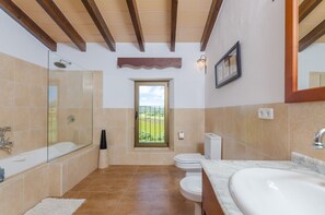 Combined shower/bathtub, hair dryer, bidet, towels - ANGIGAL - Spectacular villa with private pool in the tranquility of the countryside. Free (Manacor)