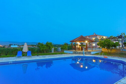 Villa Athina Finiki: Private pool and gardens, A/C, Wi Fi, sea views