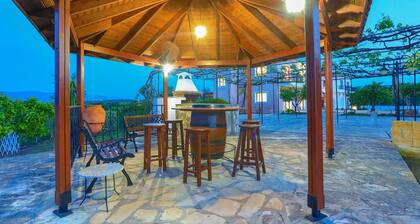 Villa Athina Finiki: Private pool and gardens, A/C, Wi Fi, sea views