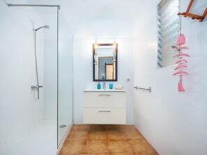 Bathtub, hair dryer, towels - Can Cusina. Charming House With Swimming Pool (Es Llombards)