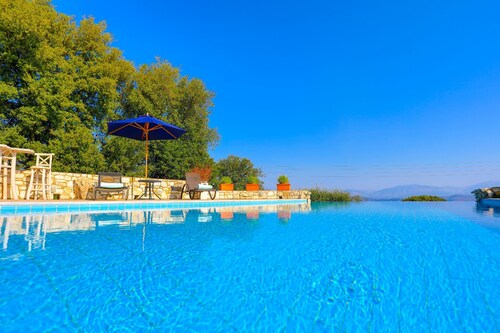 Helona: Villa Estate, heated pool, stunning views, A/C