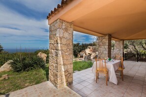 تناول الطعام بالخارج